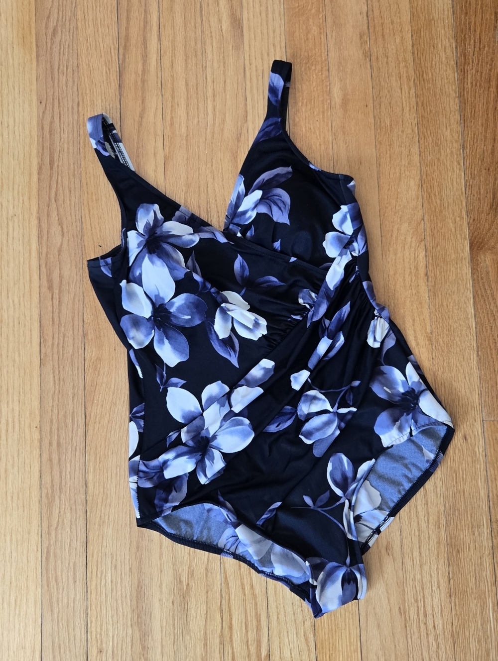 Miraclesuit Slimming Swimsuit Floral One-Piece Swimsuit Black/White Soft cups